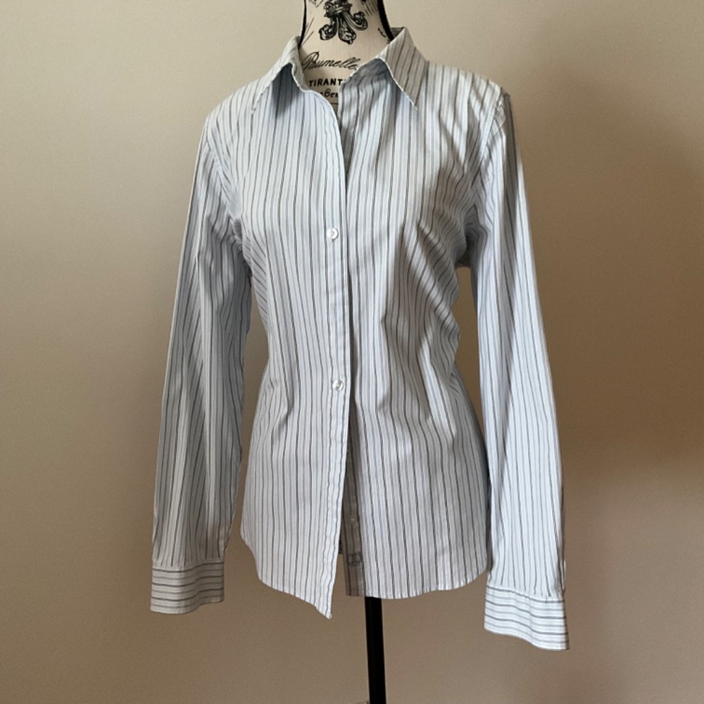 Izod women’s shirt light blue with thin stripes Size XL